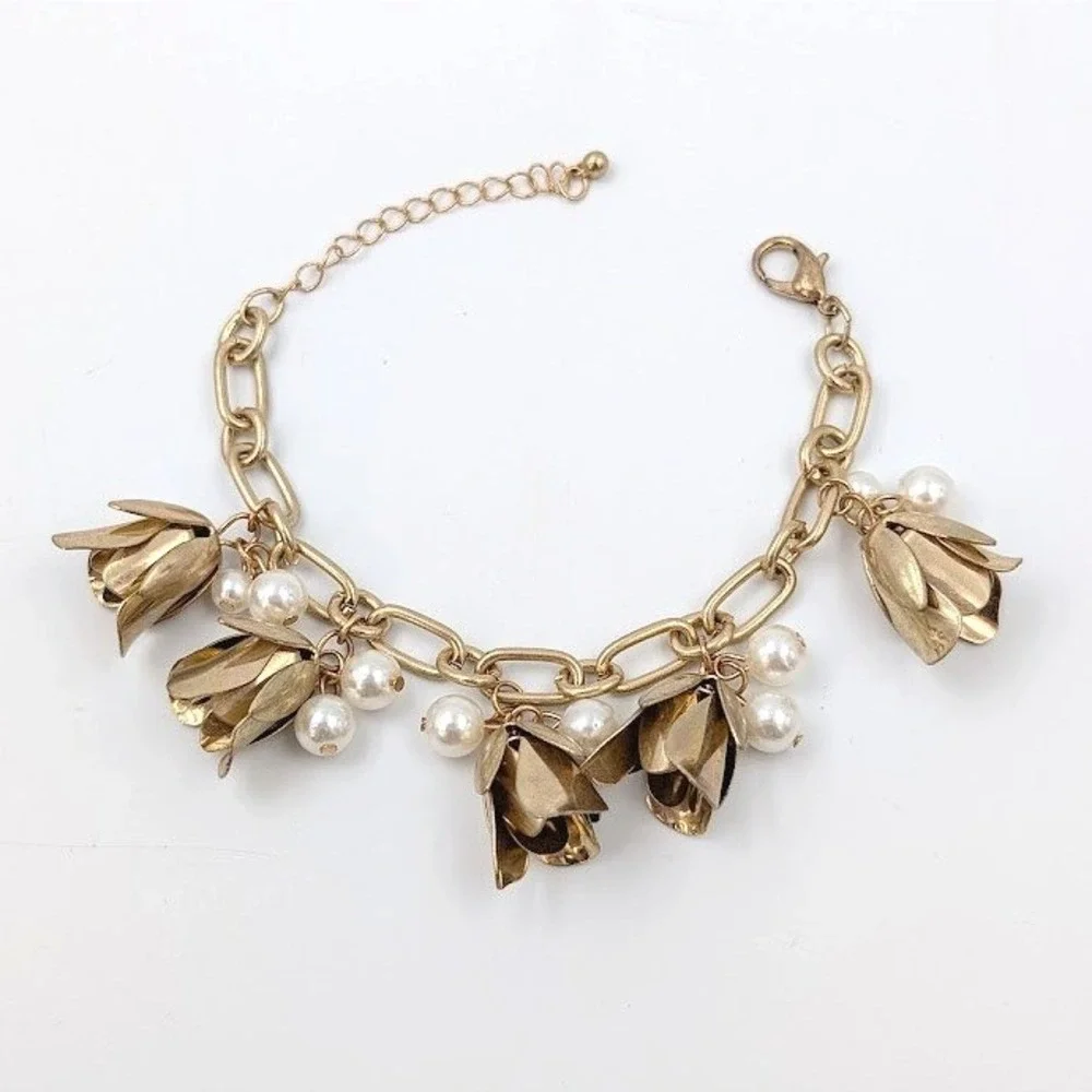 Vintage Gold Tone Bell Flower 3D Charm Bracelet Faux Pearl Chunky Link Botanical